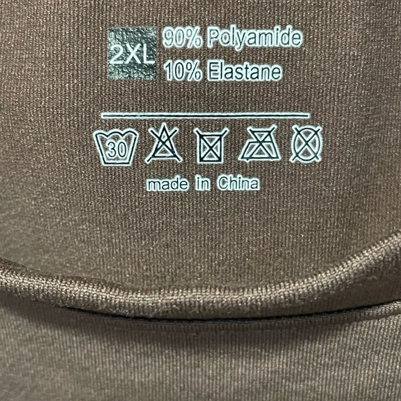 Chocolate brown Two-Piece Set crop top with high waisted leggings. - Picture 6 of 8